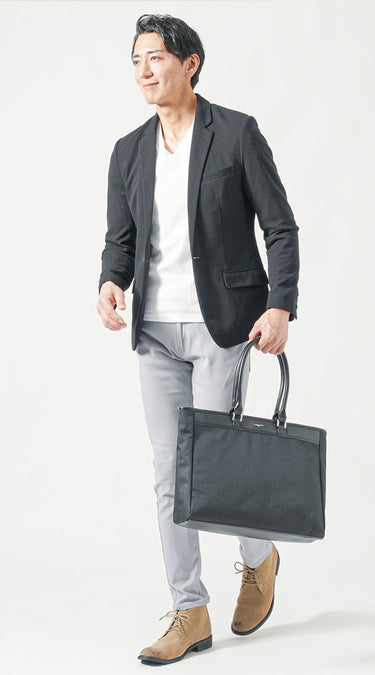 黒の服×ライトグレーパンツコーデ例