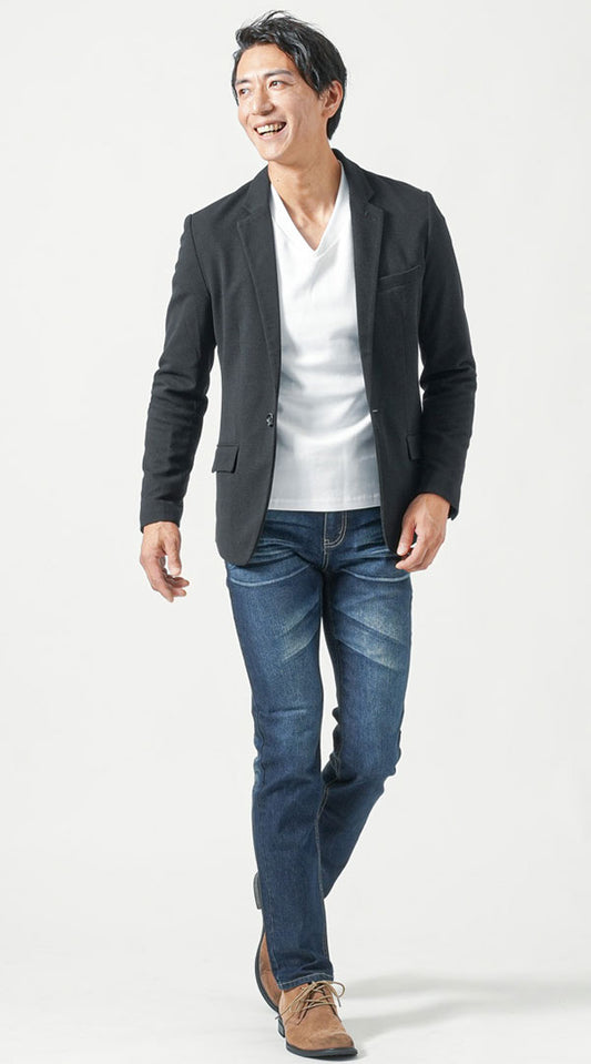 黒テーラードジャケット　白長袖VネックTシャツ　ネイビーデニムパンツ　ベージュチャッカブーツ　snp_oy0262
