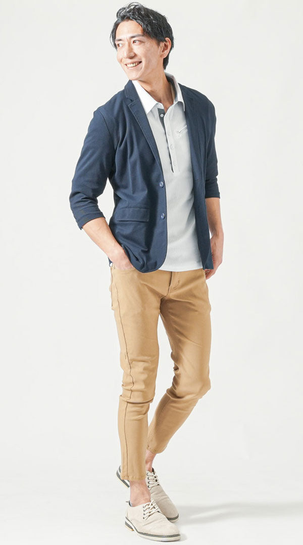 ネイビー七分袖テーラードジャケット　白半袖七分袖ポロシャツ　ベージュスキニーテーパードチノパンツ　グレーシューズ　snp_pq0036