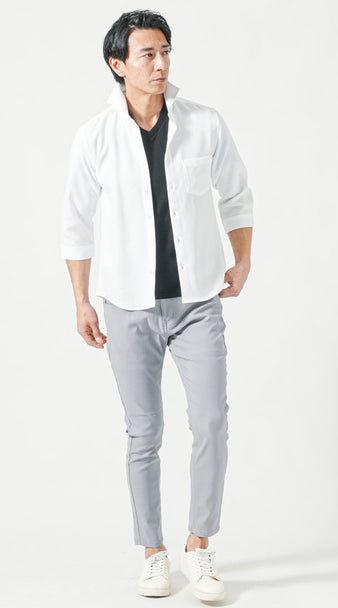 50代メンズ向け春の流行りパンツコーデ・テーパードパンツと7分袖白シャツで爽やかに仕上げた着こなし例