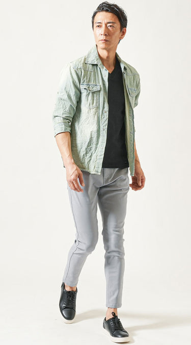 ライトグレーパンツ×シャツの夏メンズコーデ