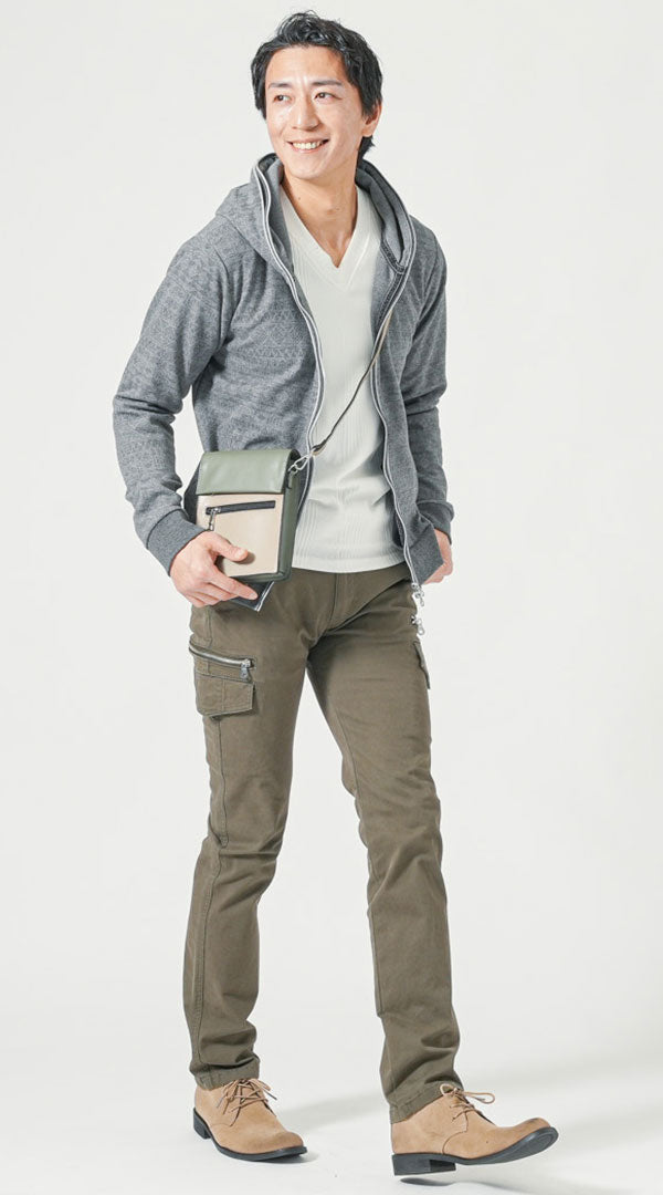 グレージップパーカー　白長袖VネックTシャツ　カーキテーパードカーゴパンツ　ベージュチャッカブーツ　オリーブショルダーバッグ　snp_pn0095