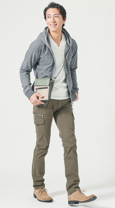 メンズにおすすめのグレーのパーカーに合うズボンのコーデ例