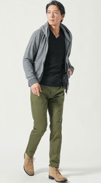 メンズにおすすめの最高気温22度コーデ パーカーとカーキパンツの大人カジュアル