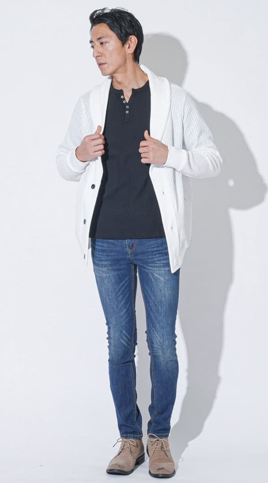 白ワッフルショールカラーカーディガン　黒長袖ヘンリーネックＴシャツ　ネイビーテーパードストレッチデニムパンツ　ベージュブーツ　snp_qi0109