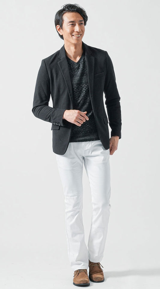 黒テーラードジャケット　黒長袖VネックTシャツ　白チノパンツ　ベージュチャッカブーツ　snp_or1514