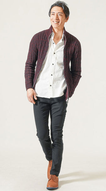 メンズのワインレッドカーディガンと白シャツ黒パンツを合わせた秋の色合わせコーデ