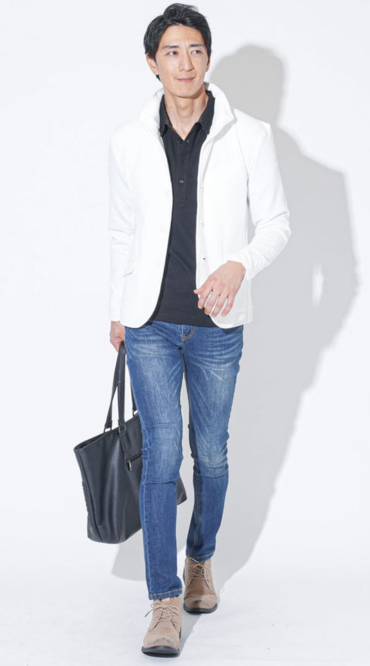 白スタンドカラージャケット　黒裏地ドットデザイン7分袖ポロシャツ　ネイビーテーパードストレッチデニムパンツ　ベージュチャッカブーツ　snp_qt0708