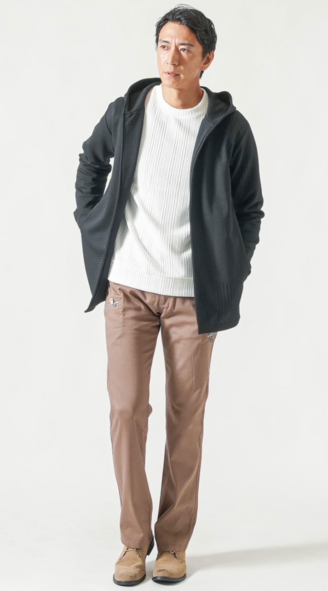 黒長袖ロングフーディガン　白長袖ニットソートレーナー　ベージュフレアカーゴパンツ　ベージュブーツ　snp_qb0005
