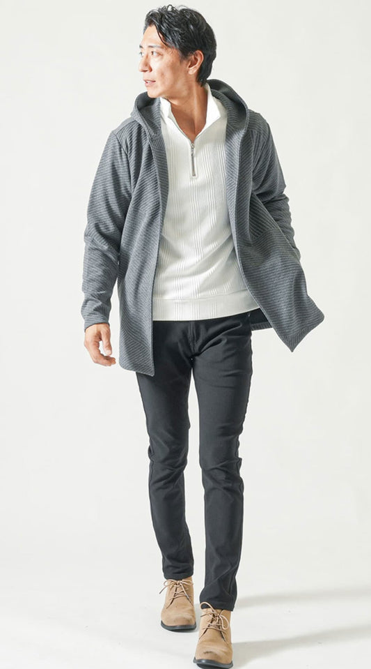 グレー長袖フード付きフーディガン　白長袖ハーフジップアウター　白長袖VネックTシャツ　黒ストレッチチノパンツ　ベージュブーツ　snp_pz0477