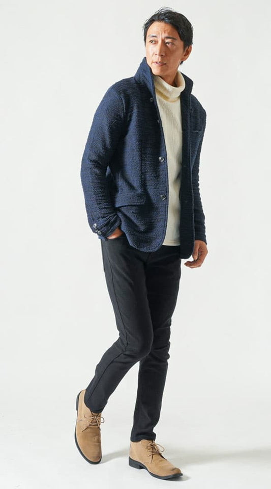 ネイビー×ブラック細身イタリアンカラージャケット　白ケーブル柄タートルネック長袖ニット　黒スキニーカラーチノパンツ　ベージュブーツ　snp_qb0304