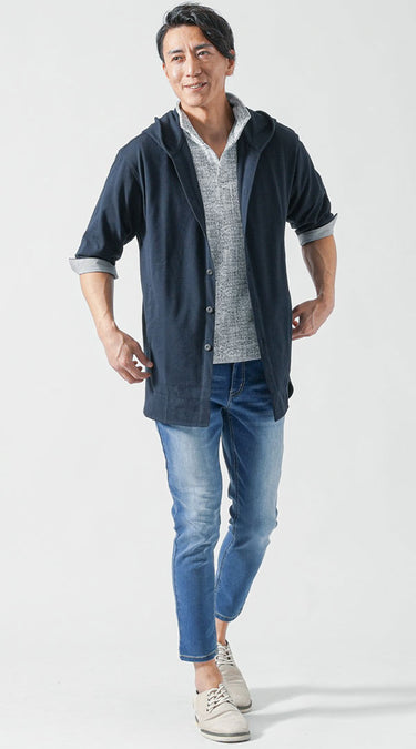 40代メンズにおすすめのネイビーロングパーカーに白ポロシャツとアンクルデニムパンツを合わせたコーディネート