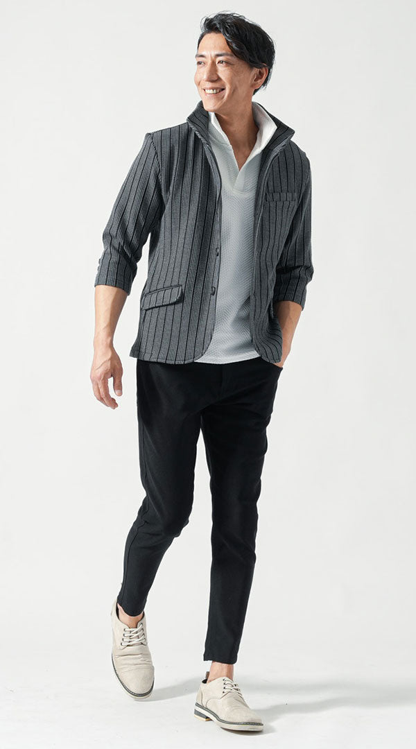 グレーイタリアンスタンドカラー七分袖ジャケット　白半袖ポロシャツ　黒スキニーテーパードアンクルチノパンツ　グレーシューズ　snp_os0672