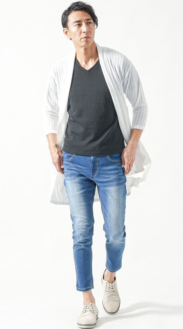白ロングカーディガン　黒半袖VネックTシャツ　ブルースキニーアンクルデニムパンツ　グレーシューズ　メンズ コーデ 40代 50代 男性 人気 春 夏 に合う おすすめ 着こなし おしゃれ かっこいい