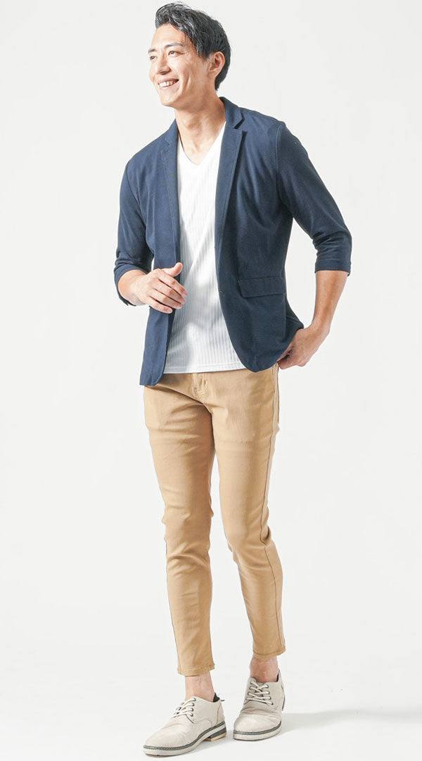 ネイビージャケットとベージュパンツを合わせた夏コーディネート