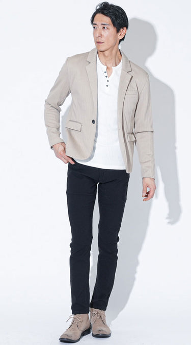 大人の男性にふさわしい自然なカッコ良さがあるベージュの服×黒ズボンコーデ例