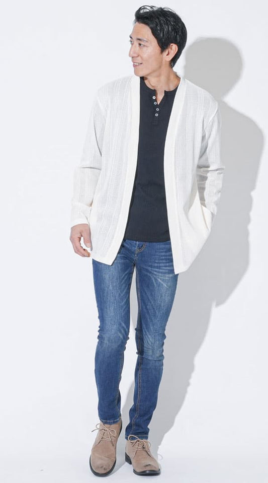 アイボリーニットソー長袖カーディガン　白ヘンリーネック7分袖Ｔシャツ　テーパードストレッチデニムパンツ　ベージュチャッカブーツ　snp_qi0134