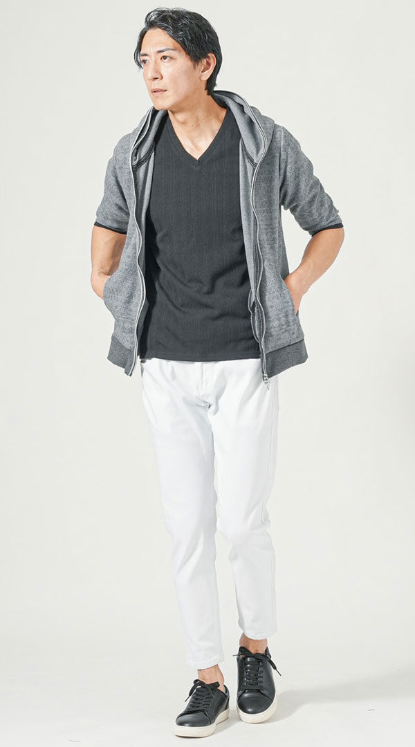 夏の黒コーデ・体型カバーに効くグレー半袖パーカー×黒VネックTシャツ×白パンツのメンズコーディネート例