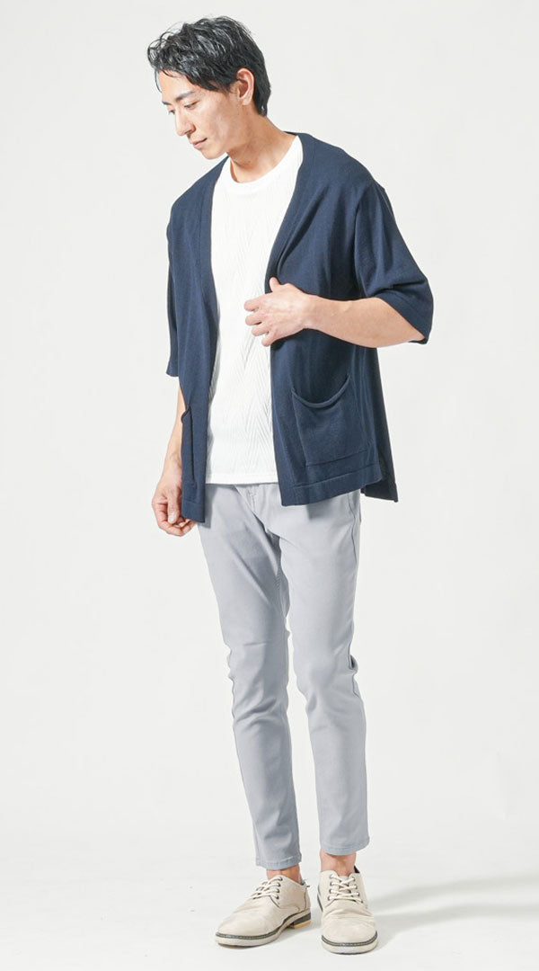 ネイビー五分袖カーディガン　白半袖VネックTシャツ　グレースキニーテーパードアンクルチノパンツ　グレーシューズ　snp_pq1026