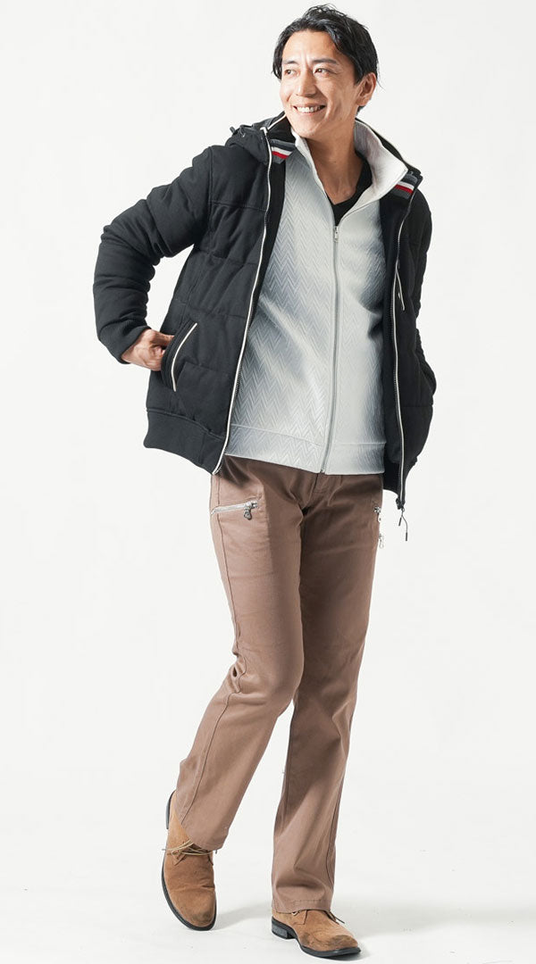 メンズにおすすめの黒ダウンと白インナーで抜け感を出した冬コーディネート