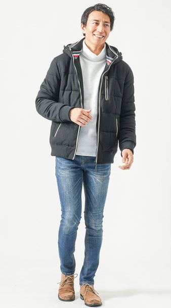 白のハイネックカットソーと黒の中綿ジャケットを合わせた40代男性の冬コーデ