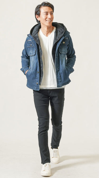 秋におすすめの黒パンツと白スニーカーを合わせたコーディネート