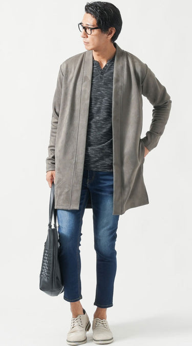 カーキ色をつかったメリハリのあるコーデ例④