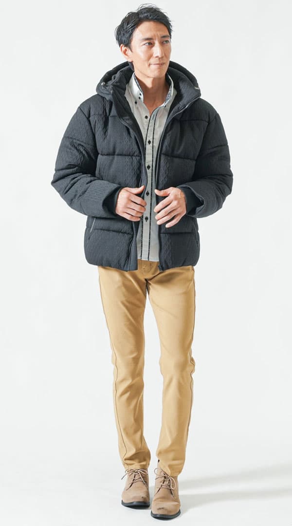 黒中綿ファイバーダウンジャケット　白デザイン美シルエットシャツ　ベージュスキニーカラーチノパンツ・デニムパンツ　ベージュブーツ　snp_qb0089