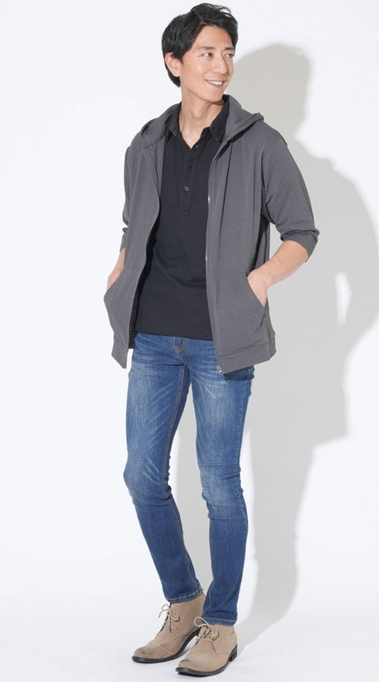 チャコール7分袖ジップアップパーカー　黒ドットデザインポロシャツ　ネイビーテーパードストレッチデニムパンツ　ベージュブーツ　snp_qt0766