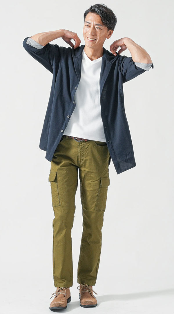 メンズにおすすめのネイビーシャツ×カーキカーゴパンツのコーデ