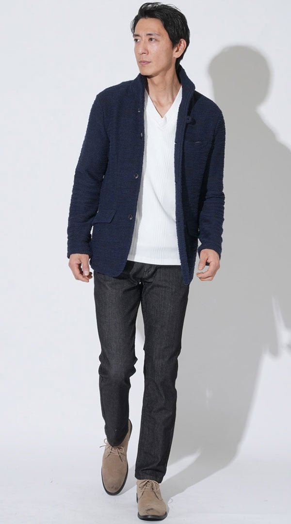 ネイビー細身イタリアンカラージャケット　白Vネック長袖Tシャツ 　黒ハイブリッドストレッチデニムパンツ　ベージュブーツ　snp_qi0862
