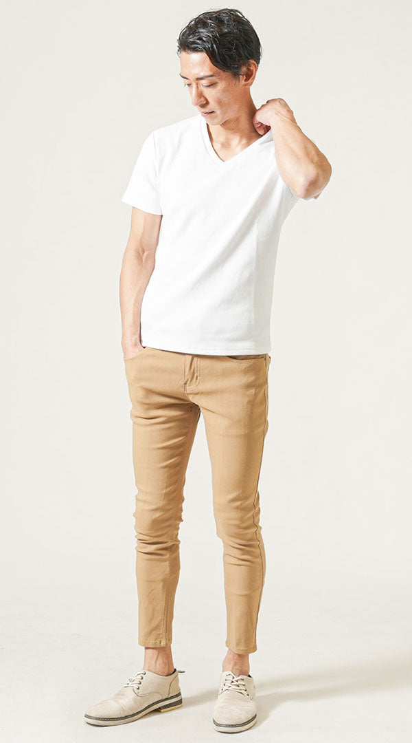 白Tシャツ　ベージュパンツ　グレーシューズ　メンズ コーデ 40代 50代 男性 人気 夏 に合う おすすめ 着こなし おしゃれ かっこいい