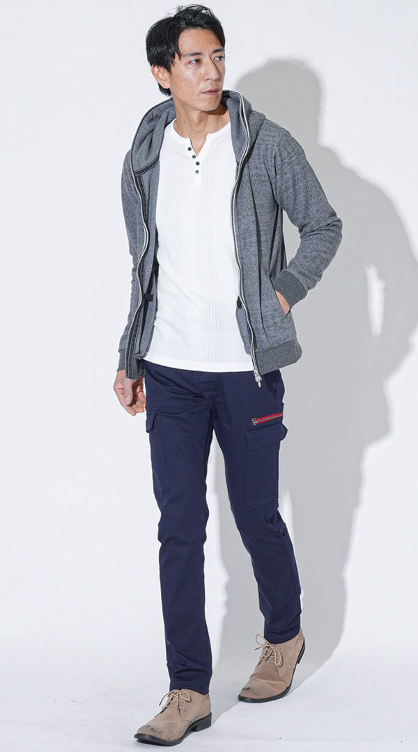 チャコールグレーダブルジップパーカー　白長袖ヘンリーネックＴシャツ　ネイビーストレッチスキニーチノカーゴパンツ　ベージュブーツ　snp_qs0293