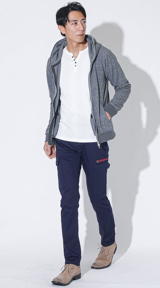 チャコールグレーダブルジップパーカー　白長袖ヘンリーネックＴシャツ　ネイビーストレッチスキニーチノカーゴパンツ　ベージュブーツ　snp_qs0293