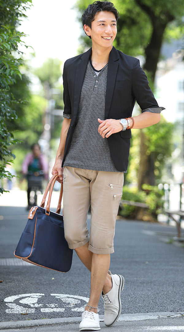 黒五分袖テーラードジャケット　黒Vネック半袖Ｔシャツ　ベージュクロップドチノパンツ　グレーシューズ　ネイビートートバッグ　snp_sy0477
