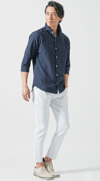40代男性の夏の飲み会向けコーデ ネイビーの七分袖シャツに白パンツ、ライトグレースエードシューズを合わせた清潔感と品のあるカジュアルスタイル