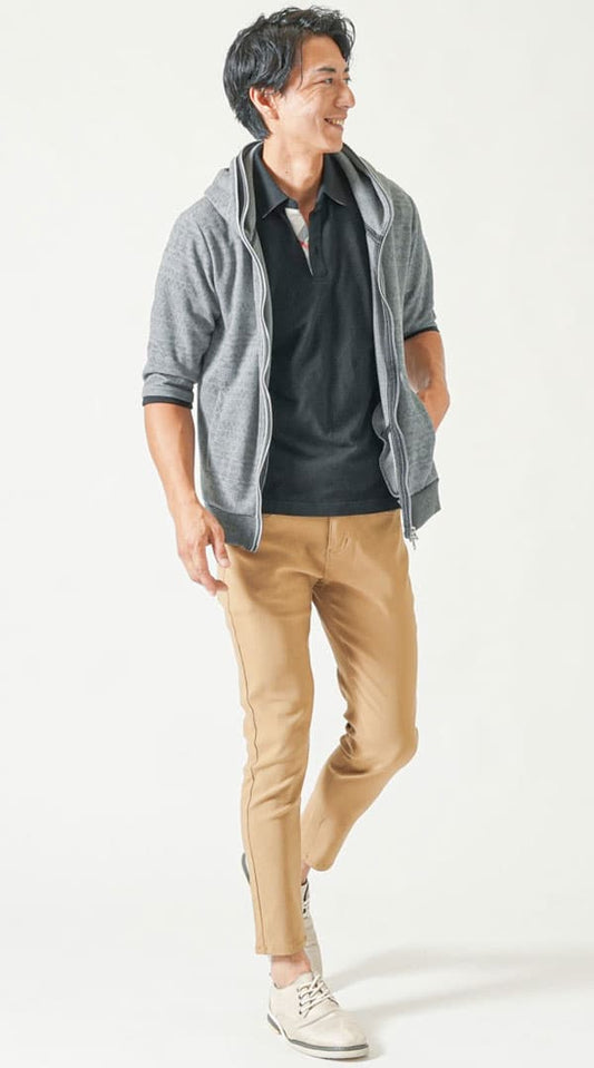 グレー五分袖ダブルジップパーカー　黒半袖クールマックス素材ポロシャツ　ベージュスキニーテーパードアンクルチノパンツ　グレーシューズ　snp_py0121