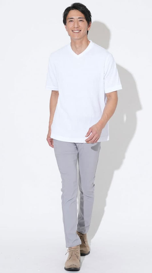 白ジャケット専用インナークールマックスVネック半袖Tシャツ　グレーストレッチ素材スキニーカラーチノパンツ　ベージュシューズ　snp_qv0609