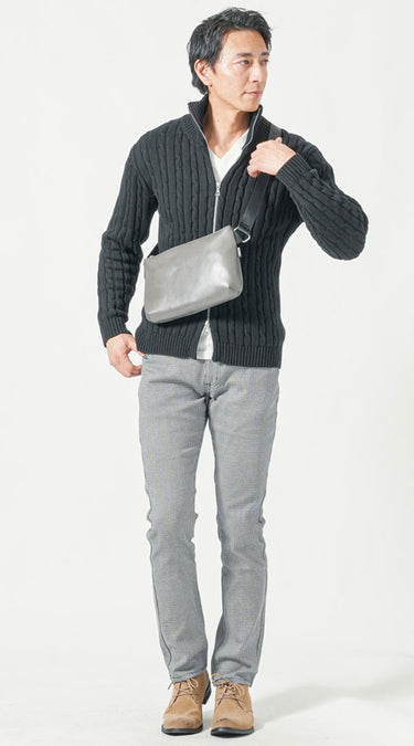 黒のアウター×グレーパンツコーディネート