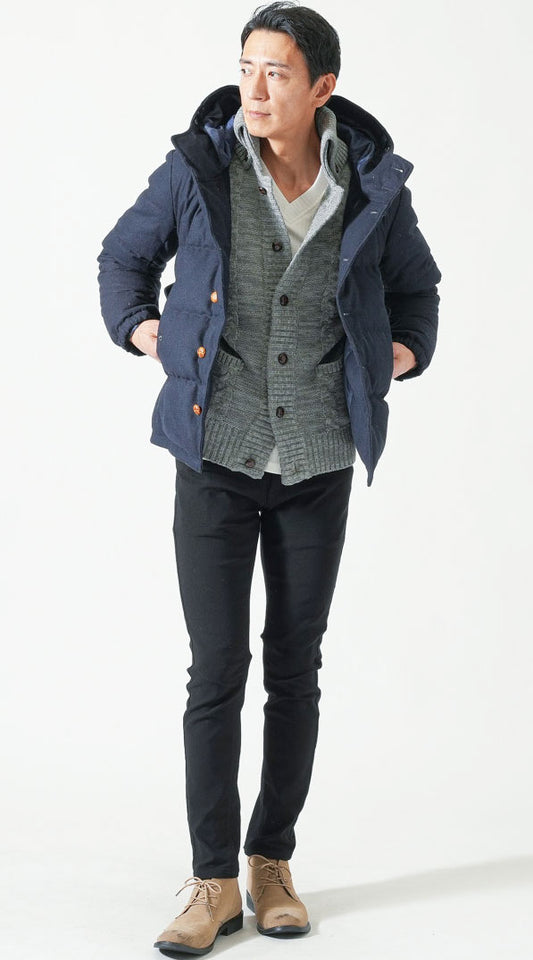 ネイビーダウンジャケット　グレーニットアウター　白Tシャツ　ブラックテーパードチノパンツ　ベージュブーツ　snp_qg0583