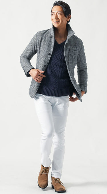 Vネックのラインをきれいに活かす“インナーを見せないコーデ”