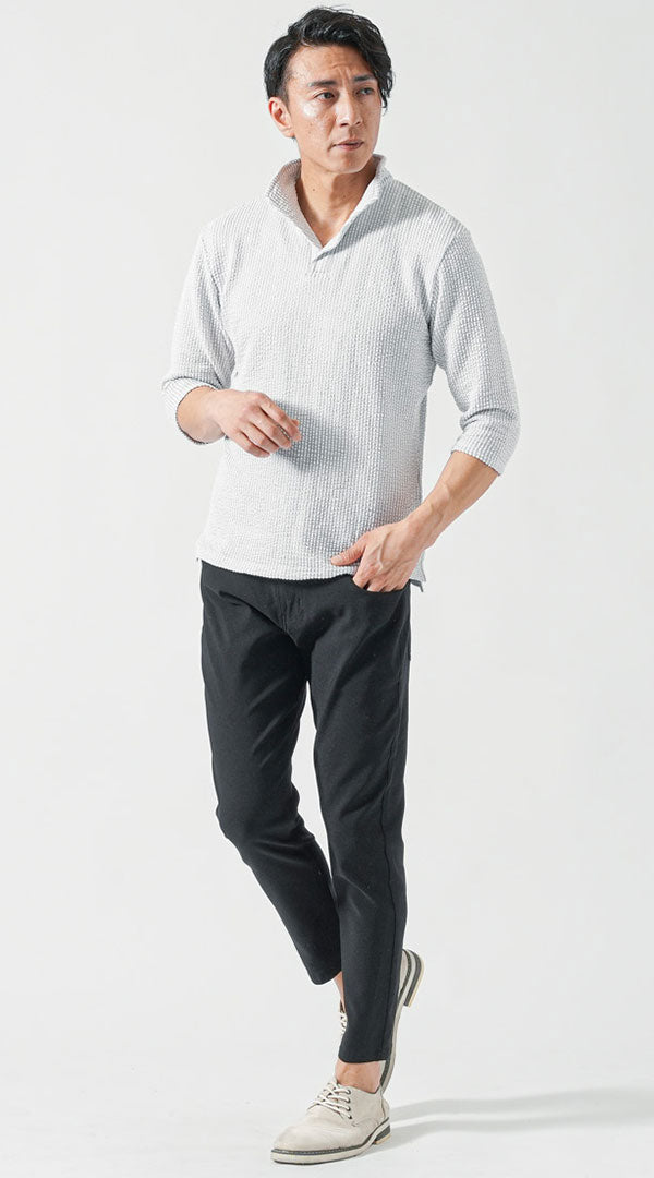 白のシアサッカーシャツと黒テーパードパンツを合わせた引き締めコーデ