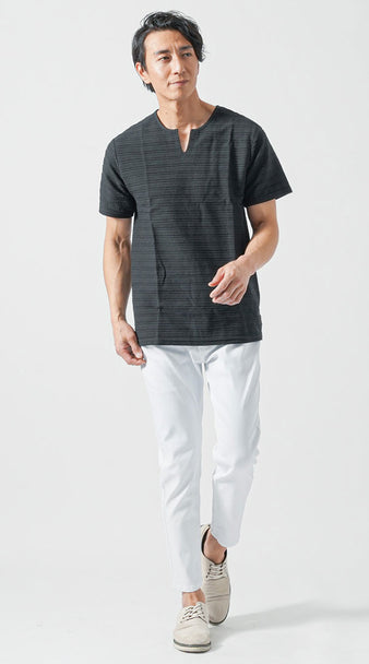 スリットネックの黒Tシャツに白パンツを合わせた、清潔感とこなれ感を兼ね備えた大人の夏スタイル