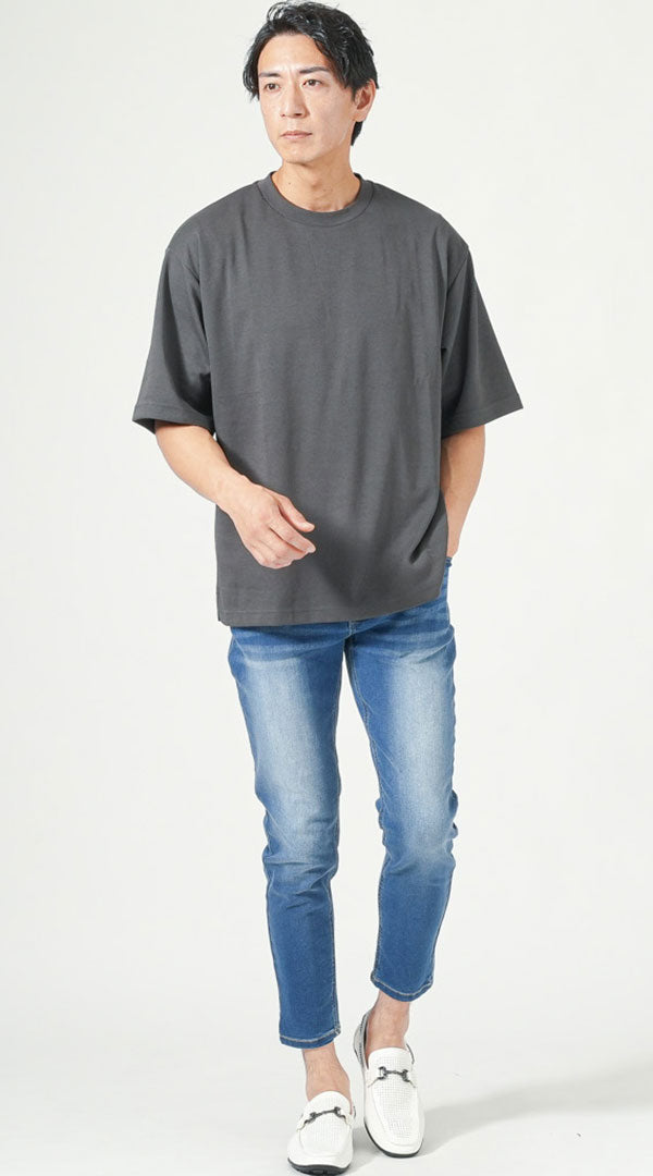 チャコールグレーオーバーサイズ半袖クルーネックTシャツ　ブルースキニーアンクルデニムパンツ　白ドライビングシューズ　snp_pv0093