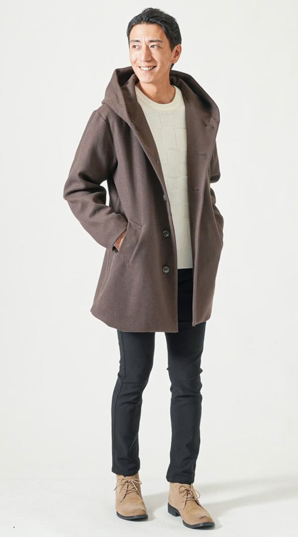 ブラウンロングコート　白ブロックジャガードデザインクルーネックニット 黒ストレッチスキニーカラーチノパンツ　ベージュチャッカブーツ