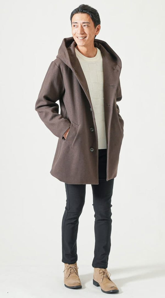 ブラウンロングコート　白ブロックジャガードデザインクルーネックニット 黒ストレッチスキニーカラーチノパンツ　ベージュチャッカブーツ