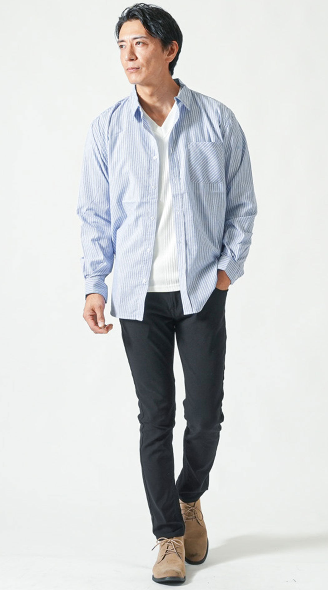 ネイビー長袖ブロードシャツ　白長袖テレコVネックTシャツ　黒ストレッチスキニーチノパンツ　ベージュブーツ　snp_pz0972