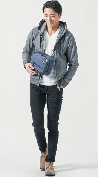 グレーパーカー×白インナー×黒パンツ×ネイビーバッグを合わせた、40代男性の秋の屋外飲み会向けコーディネート