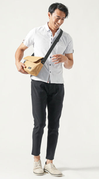 ショルダーバッグ×白シャツ×黒スキニーパンツ コーデ