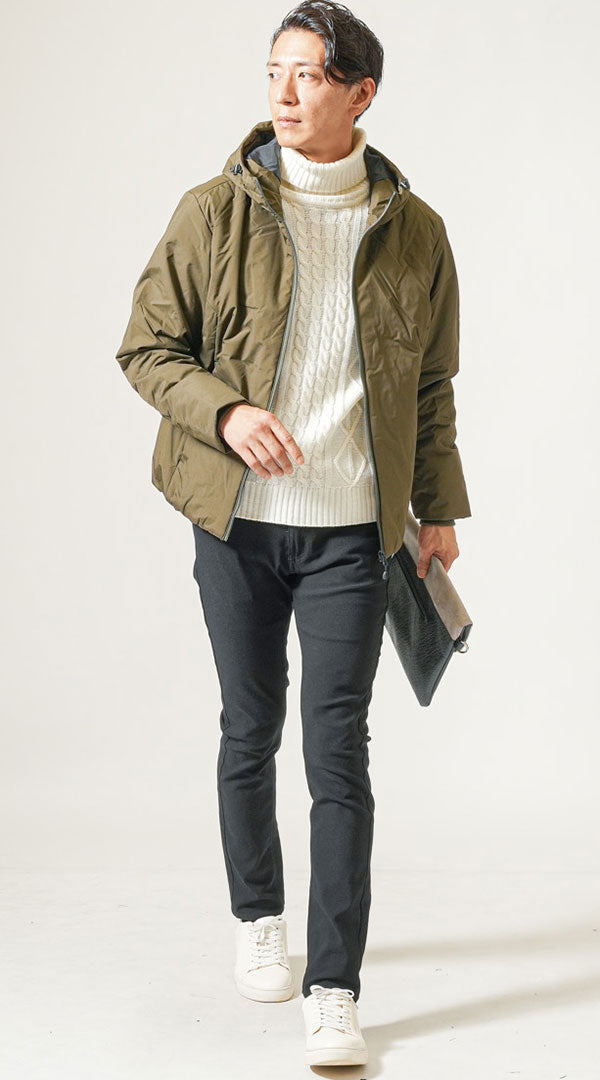 メンズにおすすめのカーキ中綿アウターと白ニットの冬コーデ